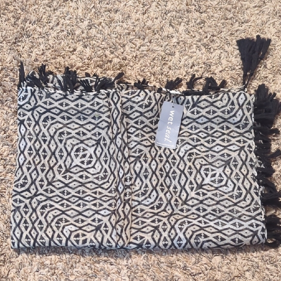 Black and Ivory Geometric Scarf Shawl - Picture 1 of 2